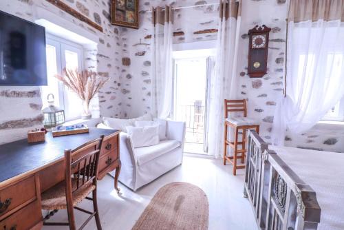 Whereabout Travels - Rustic house in Ano Syros