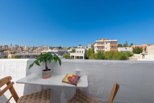 WHITE LINEN SUITE Two Balconies min Old Town Quiet