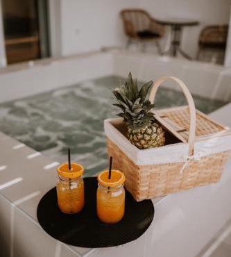White Note Luxury Suites in Perivolos