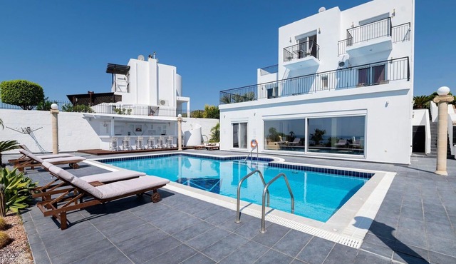 Wonderful private villa with WIFI, private pool, A/C, TV, patio, panoramic view and parking in Archangelos