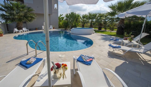 Xenos Villa 2 With 5 Bedrooms private swimming pool, near the sea in Tigkaki