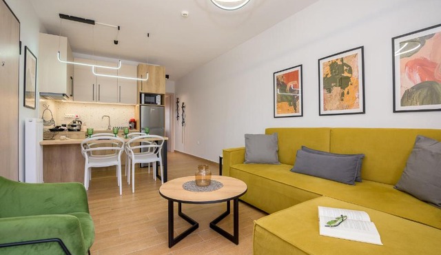 Yellow Lux Central Suite close to ZARA in Alexandroupoli