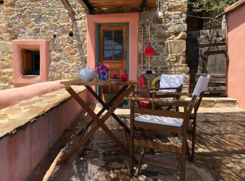 ZARTA a Cosy Stone Village House with Splendid View in Volissós