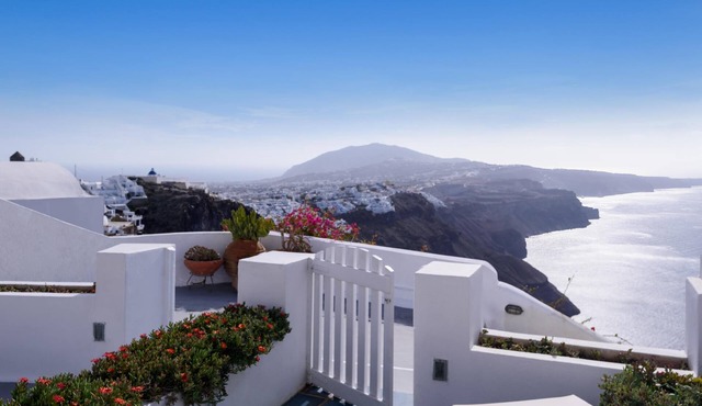 Zenith Blue Villas - Traditional Honeymoon Cave Suite with 2 Hot Tubs