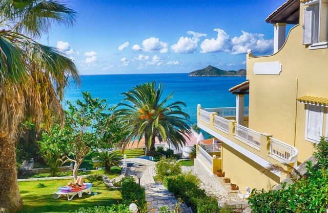 Apartment for 4 people overlooking the bay of Agios Georgios Pagi - 50 m from the sandy beach e