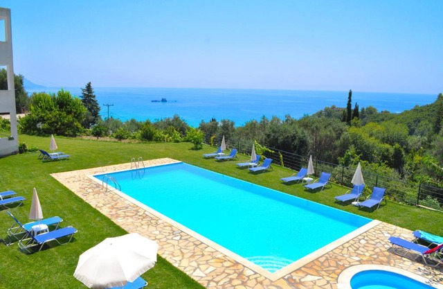 Apartments with pool Adonis