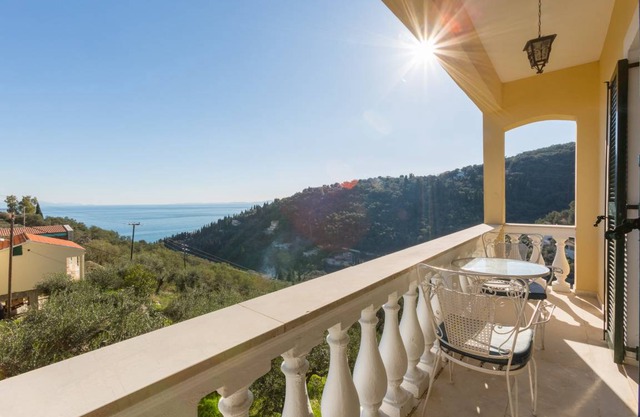 Bakers House Upper: Walk to Beach, A/C, WiFi, Car Not Required