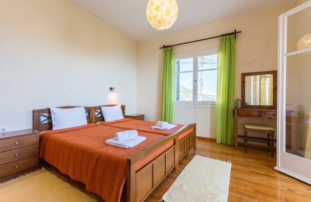 Bakers House Upper: Walk to Beach, A/C, WiFi, Car Not Required