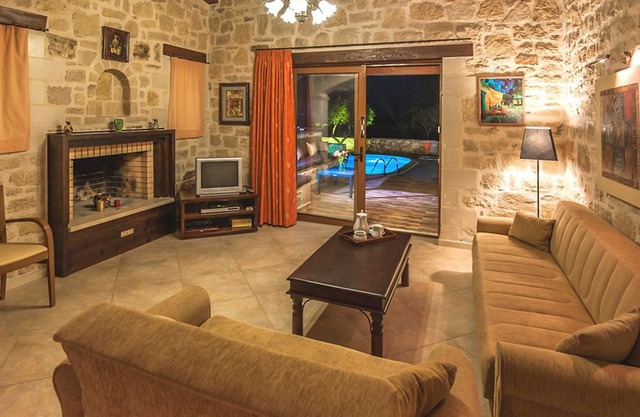This 3-bedroom villa for up to 5 guests is located in Stavromenos and has a private swimming pool, a in Stavromenos