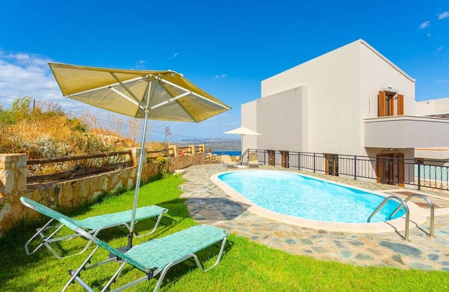 Villa Stratos: Large Private Pool, Sea Views, A/C, WiFi, Eco-Friendly in Aptera