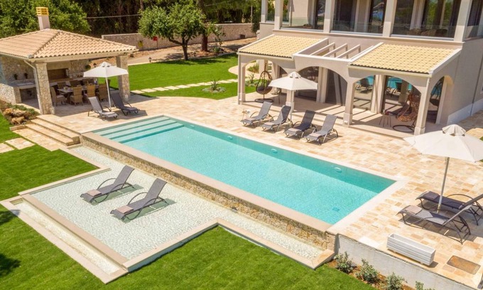 Dassia Villa | 350 m² Villa ∙ 5 bedrooms ∙ 10 guests