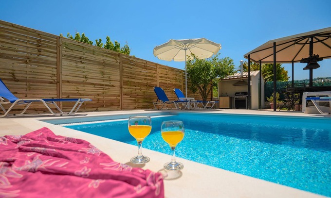 Roda House | Jokos in Roda: Cozy 2-Storey Home Near Agnos Beach