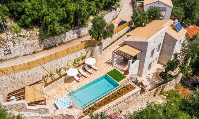 Kavalleraina Villa | Villa Jacaranda - Two Bedroom Villa, Sleeps 4