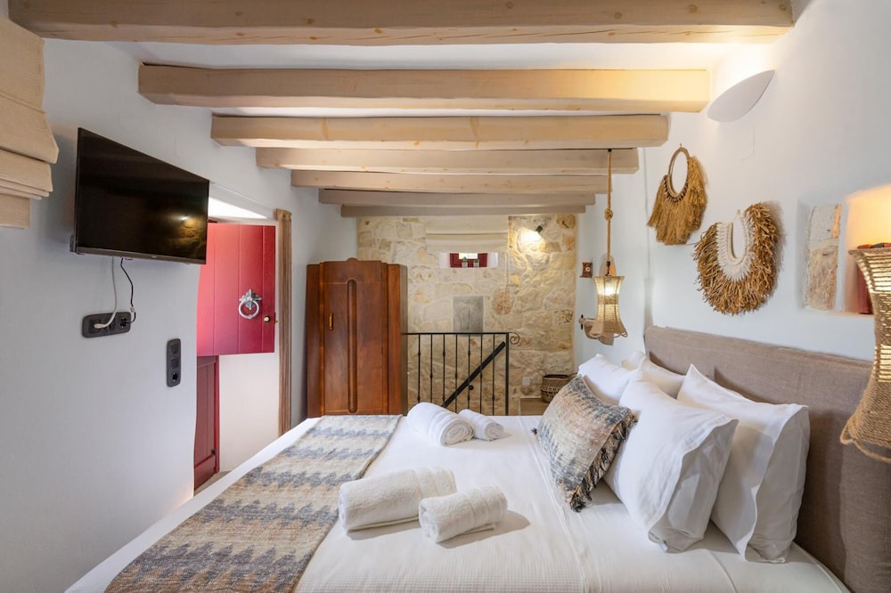 Katsidoni Apartment | Charming Cretan House | 2BR + 2BTHS & WiFi !