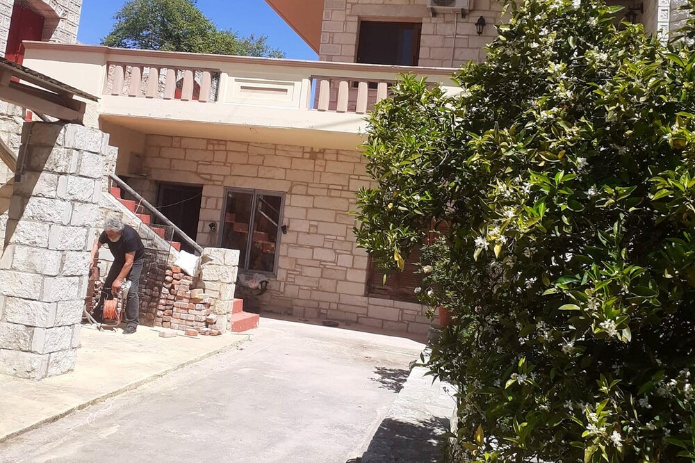 Platanias Villa | Homerez - Villa for 8 ppl. with swimming-pool, jacuzzi and garden at Κυπάρισσος