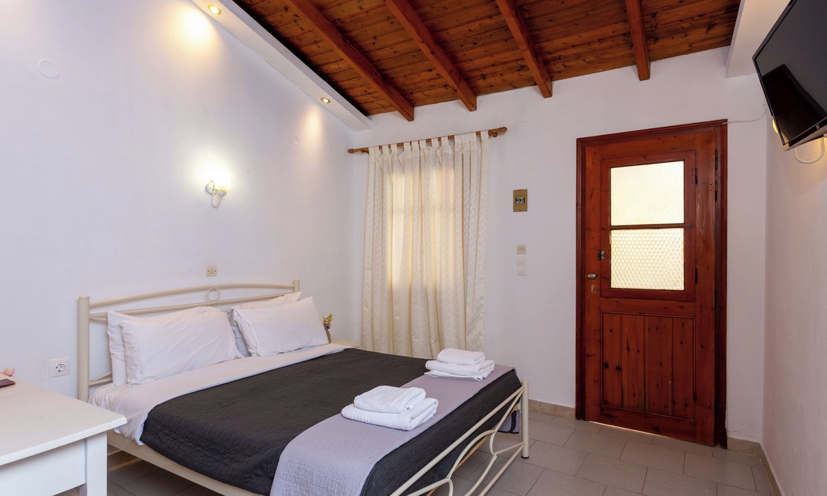 Ipsos Hotel | Wilde Rose Hotel