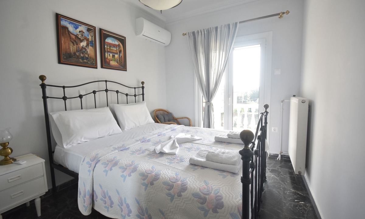 Kalyvia Thorikou Apartment | VillaVita Modern 3BR,Garden & BBQ, Walk to Beach