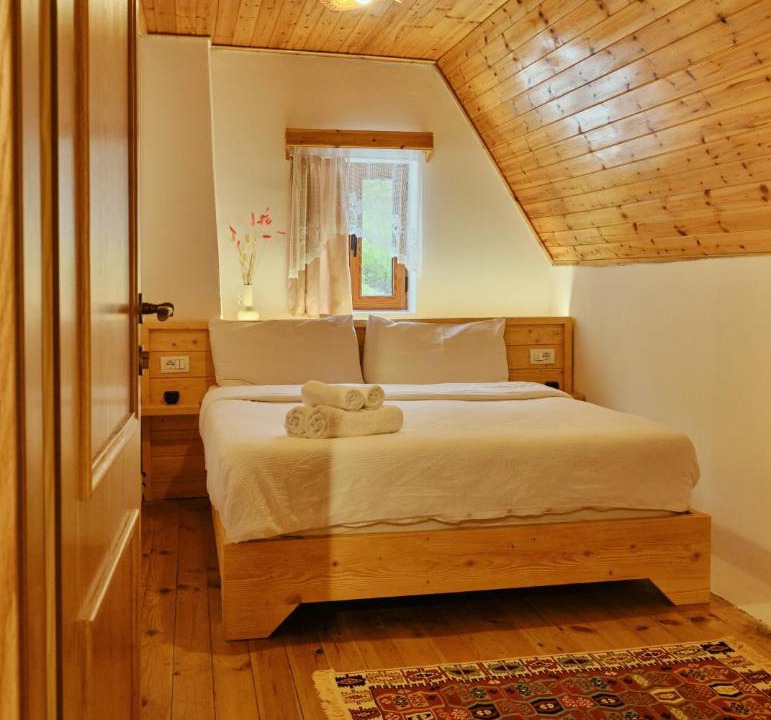 Shale House | Mountain Vista Guesthouse Shkafi