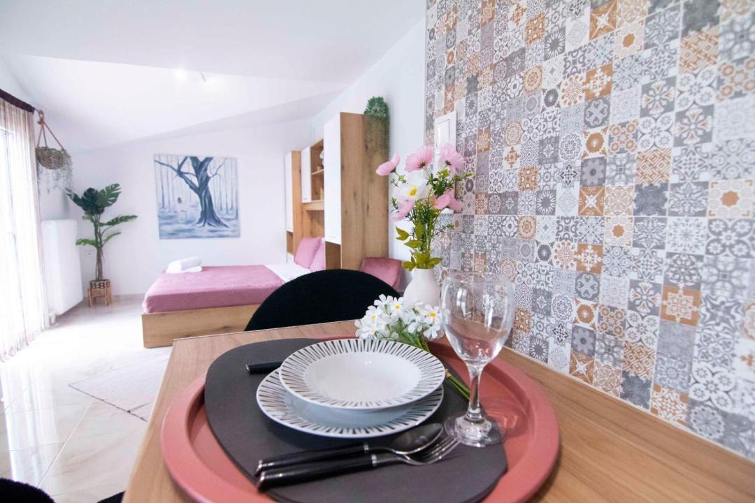 Alepou Apartment | Charming Studio with BBQ Near Airport & Old Town