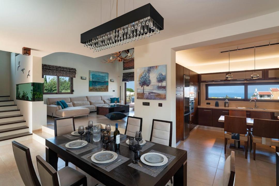 Petaloudes Apartment | White Villa