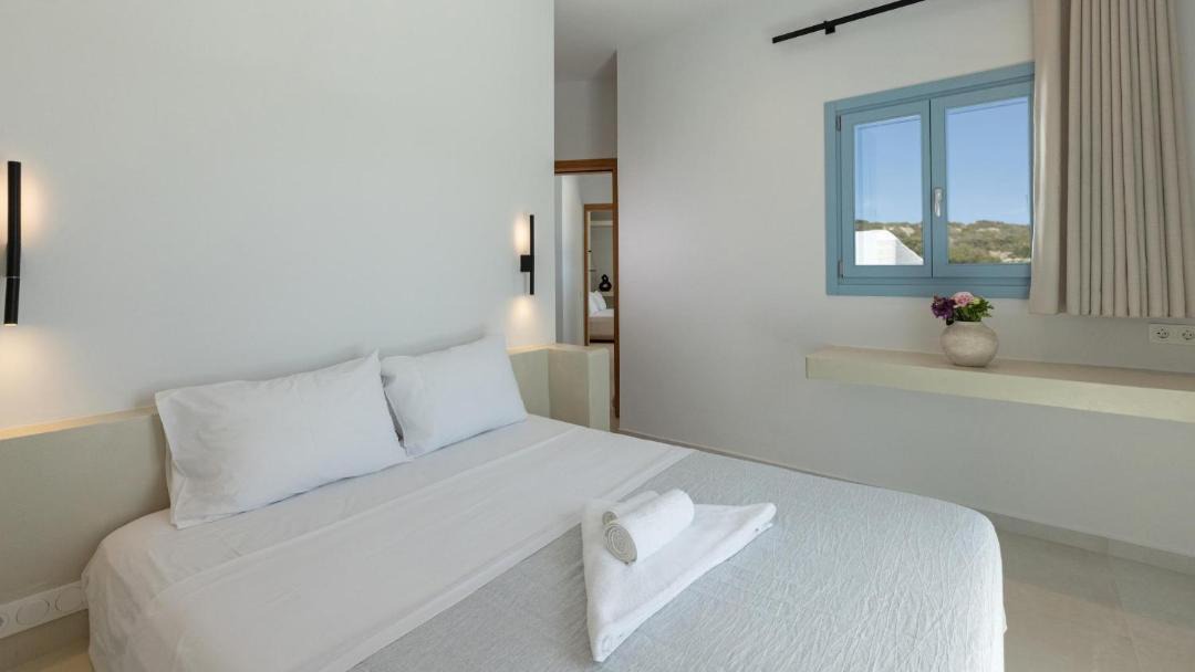 Paros Villa | Kamari Horizon
