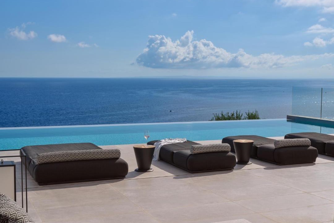 Korithi Villa | On The Rocks 7 Bedroom Villa