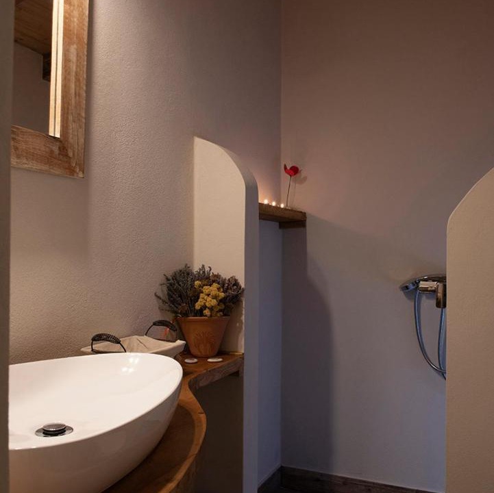 Amarinthos House | Small Guesthouse In The Garden