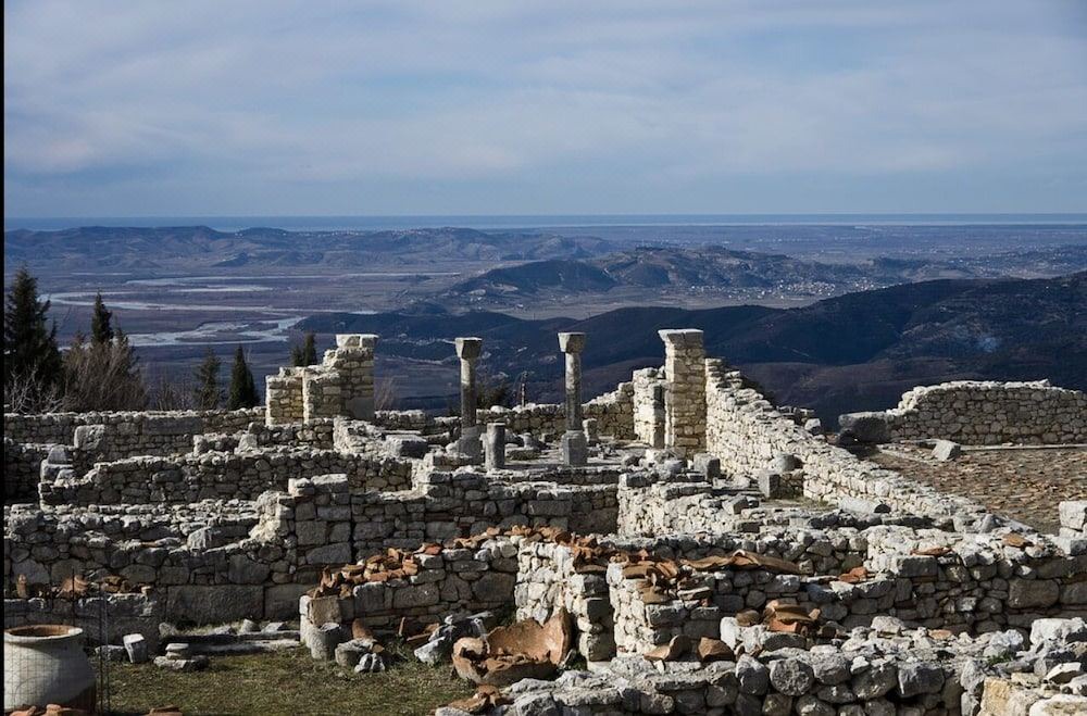 Photo of Buildings in Mbrostar-Urë