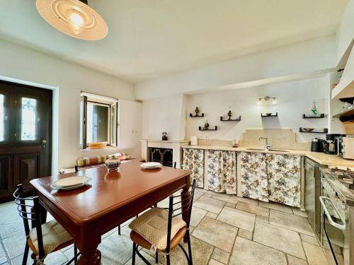 Photo of Kitchen in Esperion