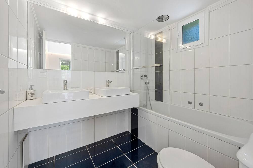 Photo of Bathroom in Petriti