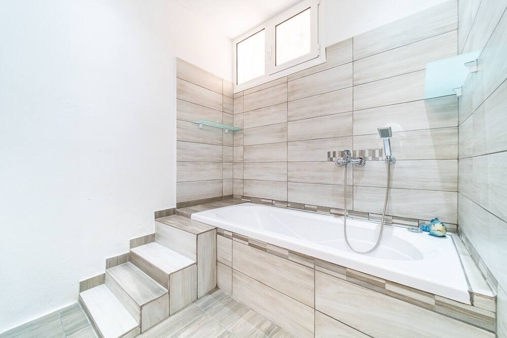 Photo of Bathroom in Gardenos