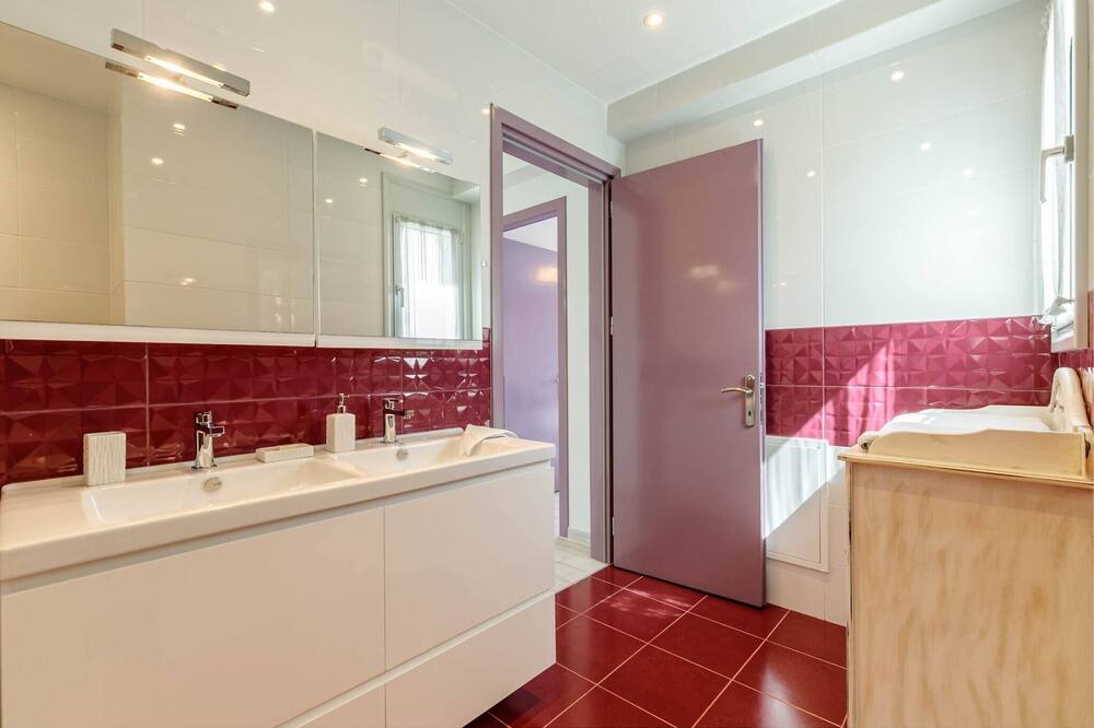 Photo of Bathroom in Afra
