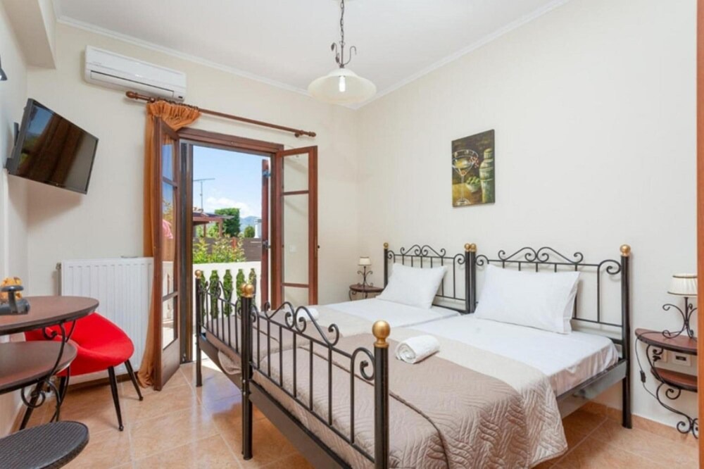 Photo of Bedroom in Neromilos