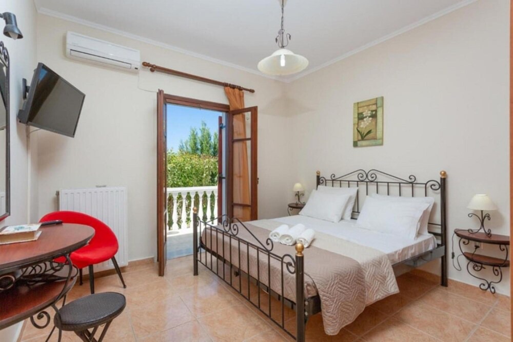 Photo of Bedroom in Neromilos