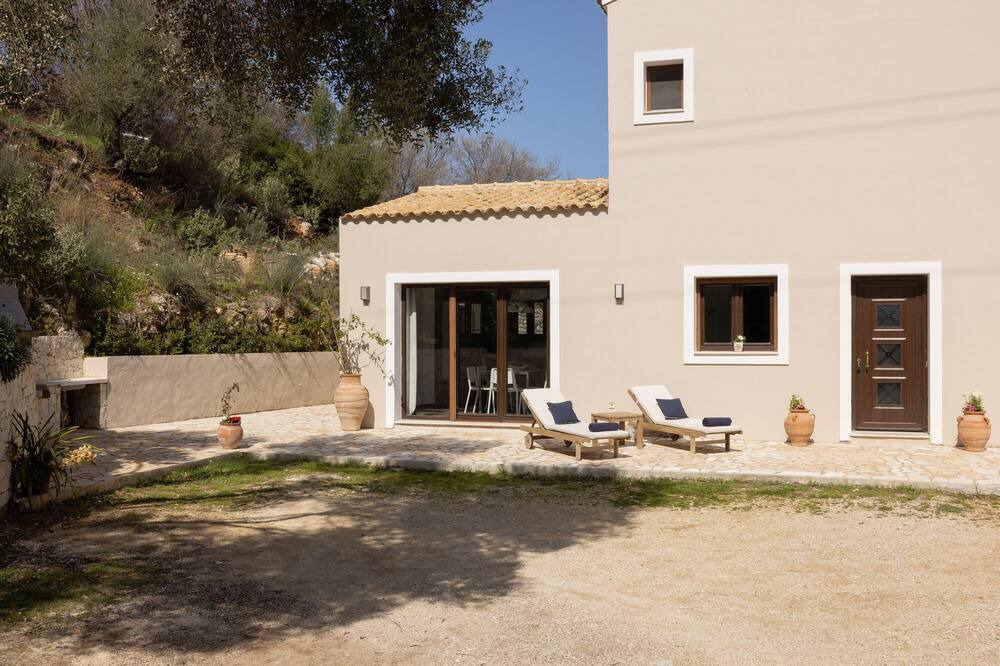 Photo of Patio Balcony in Peroulion