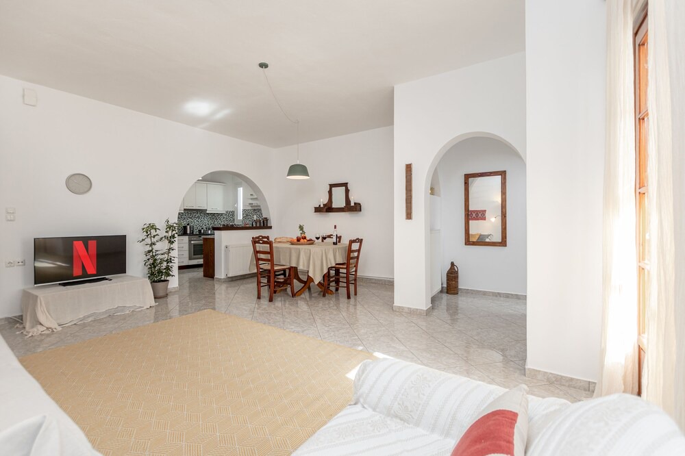 Photo of Livingroom in Aperathos