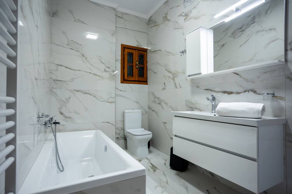 Photo of Bathroom in Esperion