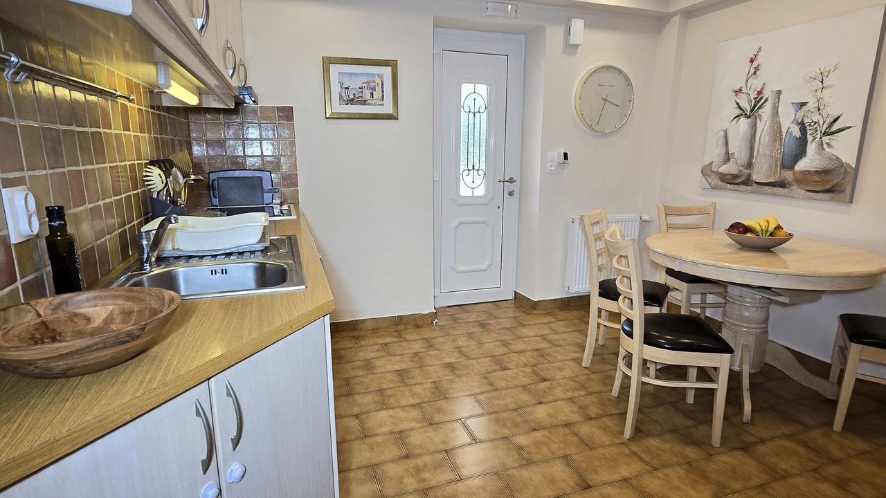 Photo of Kitchen in Petaleia
