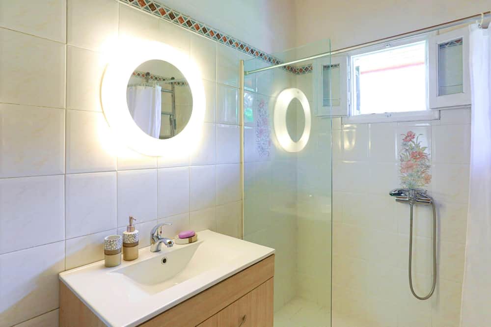 Photo of Bathroom in Magoulades