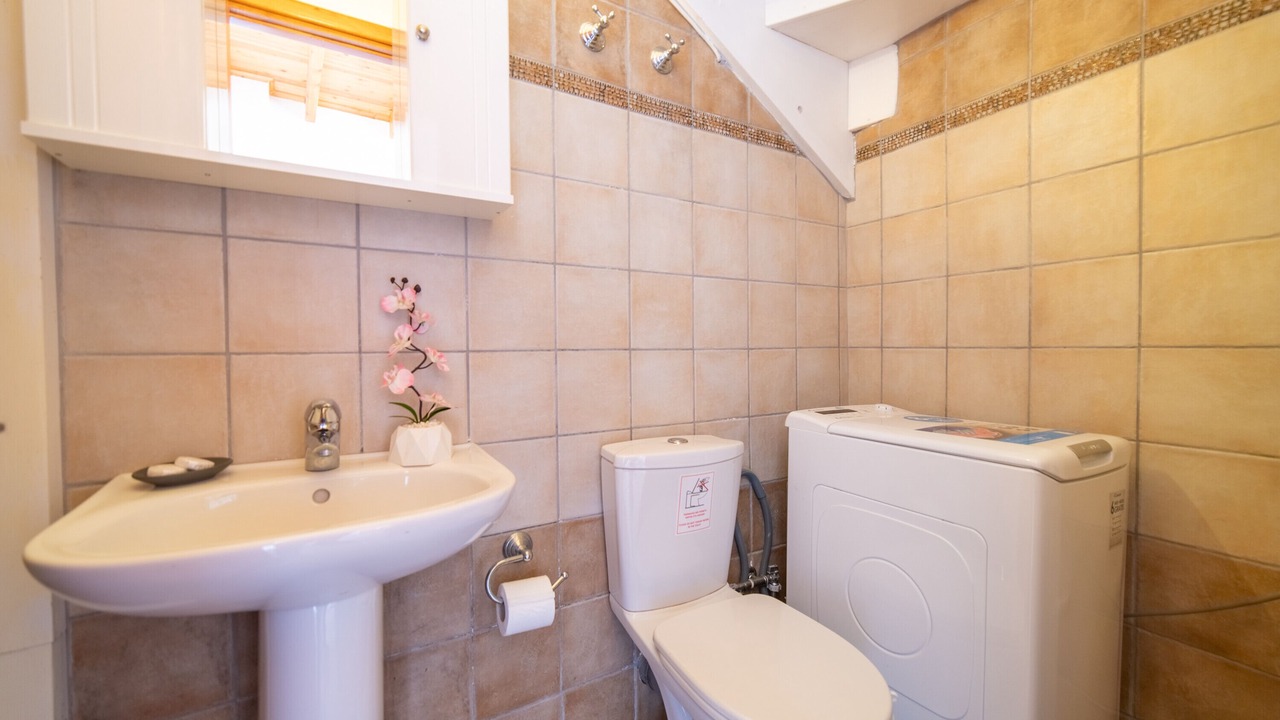 Photo of Bathroom in Chlomos