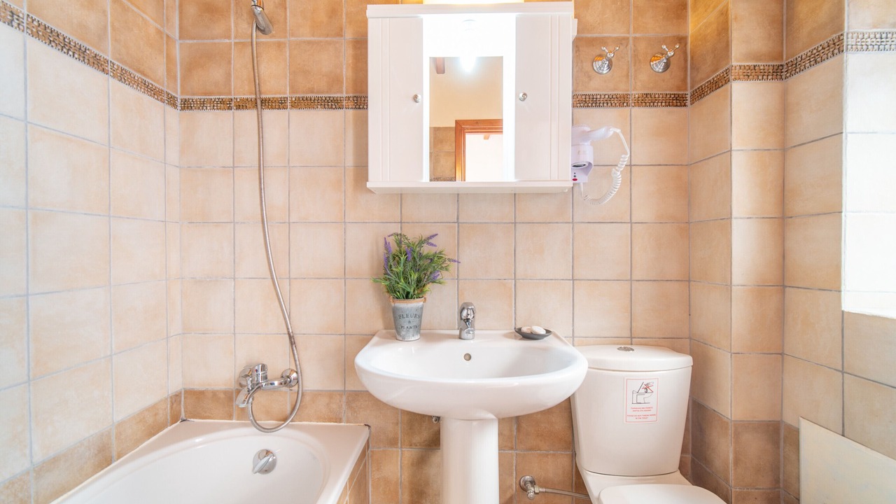 Photo of Bathroom in Chlomos