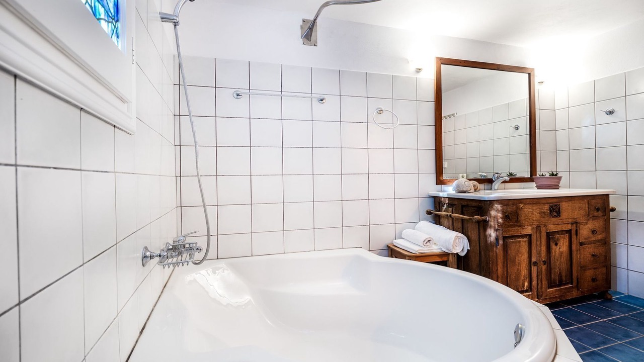 Photo of Bathroom in Petaleia