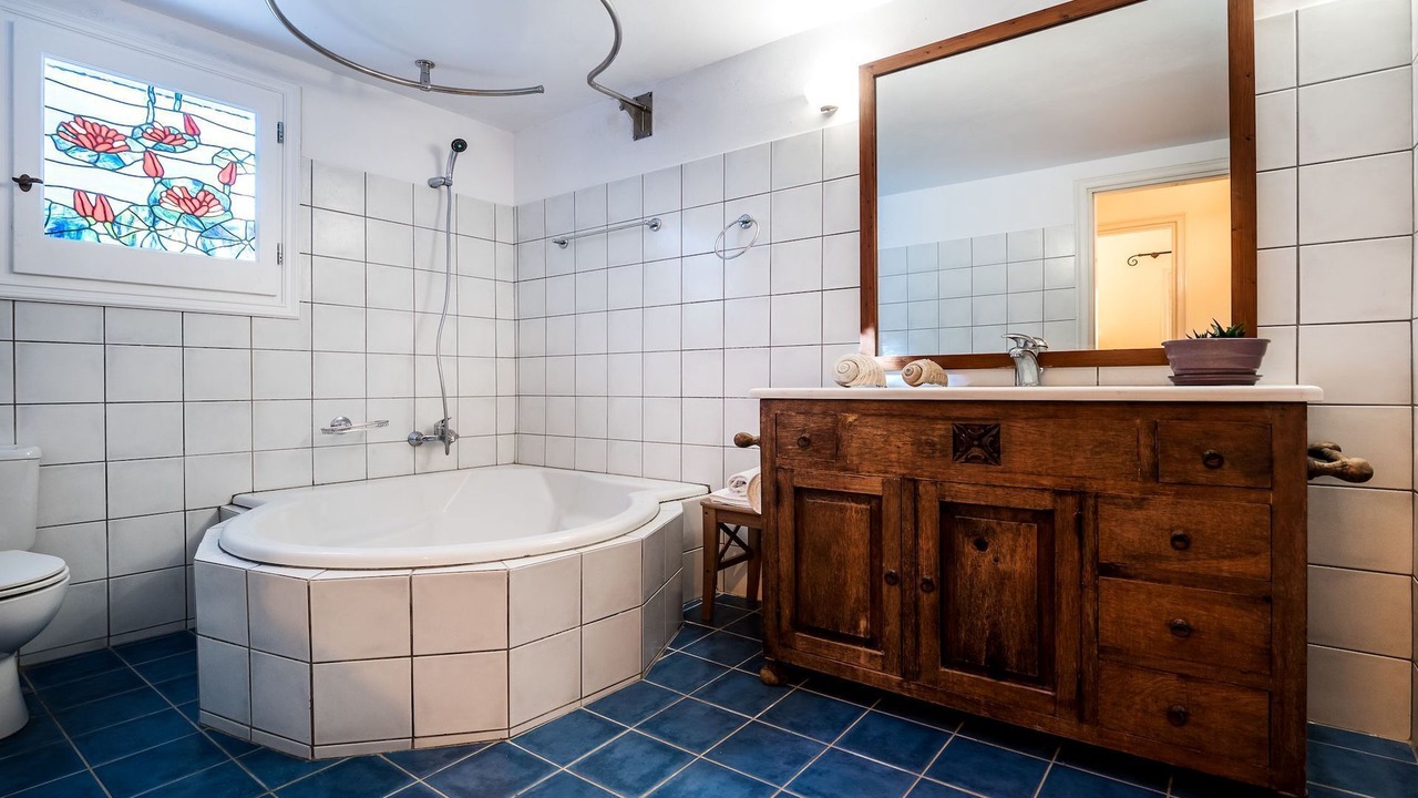 Photo of Bathroom in Petaleia