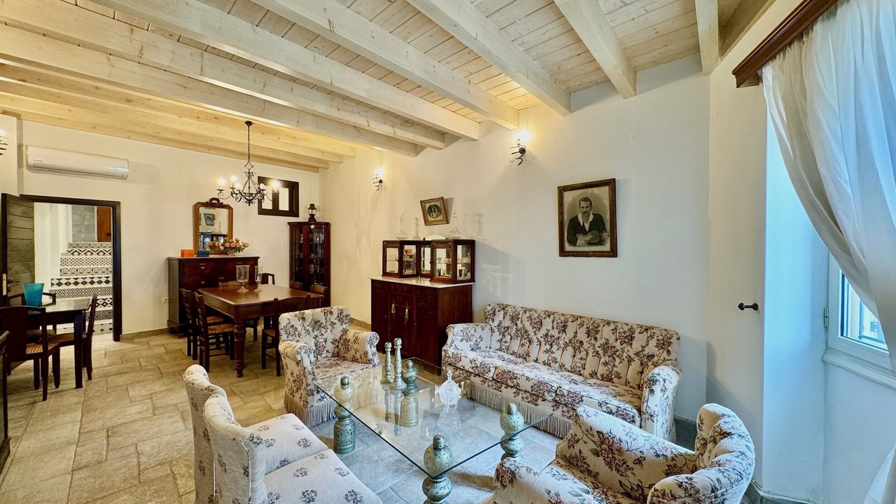 Photo of Livingroom in Esperion