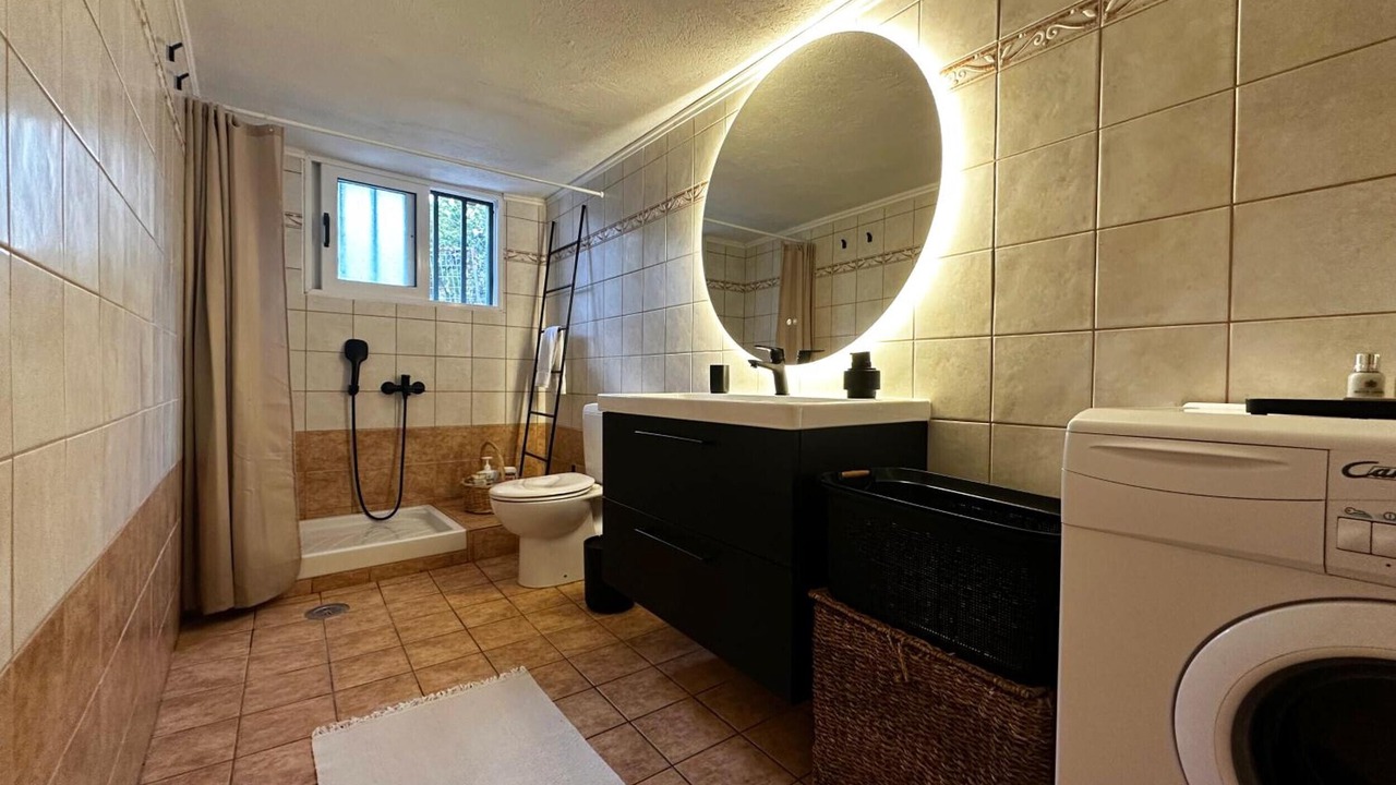Photo of Bathroom in Peroulion