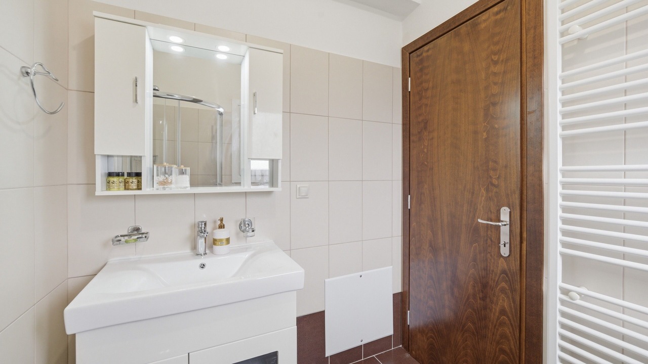 Photo of Bathroom in Petaleia