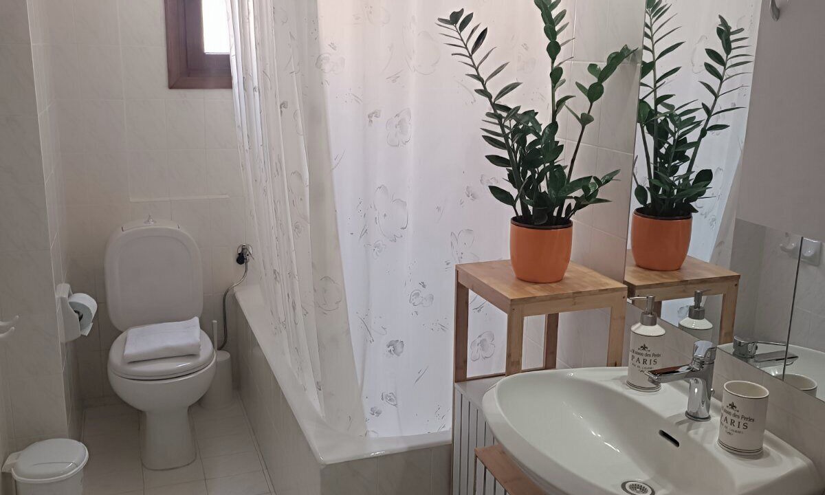 Photo of Bathroom in Dhrakata