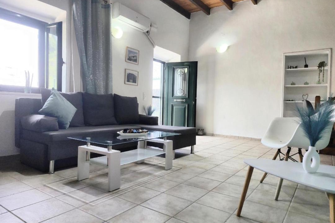 Photo of Livingroom in Peroulion