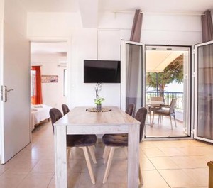 Romanos Beach Villas 