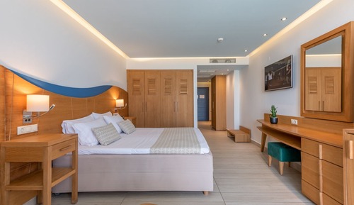 Suite, Pool Access, Sea Facing